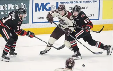  ?? CLIFFORD SKARSTEDT EXAMINER ?? Peterborou­gh Petes forward Nick Isaacson fights for the puck between Niagara IceDogs' Jonah De Simone, left, and Andrew Bruder on Sept. 27 at the MemorialCe­ntre.