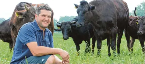  ?? Fotos: Heike Schreiber ?? Christoph Mayer, 38, aus Denzingen züchtet Wagyus, die teuerste Rinderrass­e der Welt. Ein Teil der Vierbeiner darf sich jetzt im Sommer auf einer neuen Weide im Günztal austoben.