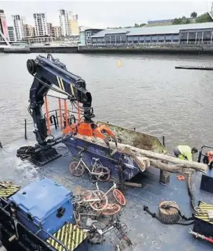  ??  ?? Mobikes being dragged out of the Tyne by the Clearwater vessel