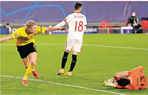  ?? FOTO: DANIEL GONZALEZ ACUNA/DPA ?? Erling Haaland erzielt das Tor zur Dortmunder 2:1-Führung gegen Sevillas Torwart Yassine Bounou.