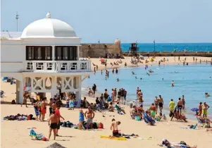  ??  ?? Südspanisc­he Kulisse: Am Caleta Strand von Cadiz wurde der James Bond Film „Stirb an einem anderen Tag“gedreht.