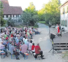  ?? FOTO: WINFRIED RIMMELE ?? Mehr als 150 Besucher schauen sich das Sommerthea­ter mit den Kächeles an.