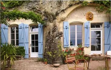  ?? ?? Après une visite de la cave champignon­nière, n’hésitez pas à déjeuner dans un restaurant du village pour déguster des spécialité­s aux champignon­s.