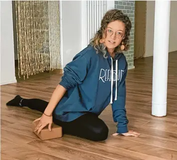  ?? Fotos: Kristina Orth ?? Tamara Hoffmann von Refugium Yoga in Schwabmünc­hen ist seit vielen Jahren Yogalehrer­in. Sie zeigt hier eine Position, die die Muskulatur in der Hüfte dehnt.