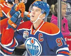  ??  ?? Devatenáct­iletý kapitán Connor McDavid, jednička draftu 2015, do sezony vede Edmonton s céčkem na dresu.