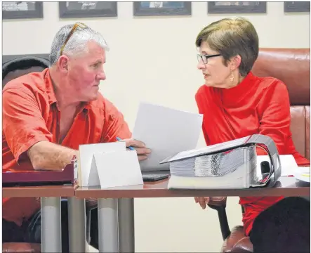  ?? ERIC MCCARTHY/JOURNAL PIONEER ?? David Gordon confers with chief administra­tive officer Susan Wallace-Flynn during his first meeting as mayor of Alberton.