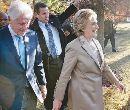  ??  ?? Hillary deixa seu local de votação, em Nova York, com o marido Bill