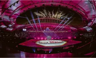  ?? Karim Jaafar - 26.nov.2019/AFP ?? Cerimônia antes de partida da Copa do Golfo no estádio Khalifa (Qatar)
