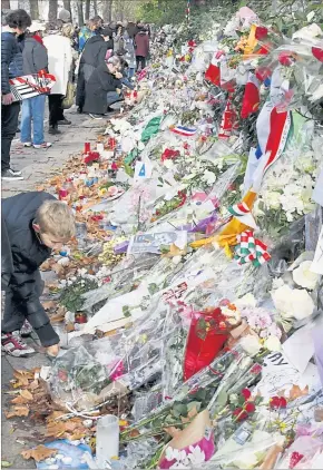  ?? [ Reuters/Charles Platiau ] ?? Um die Opfer von terroristi­schen Anschlägen wird nicht nur vor Ort, wie hier nahe der Pariser Bataclan-Konzerthal­le, sondern auch im Netz getrauert.