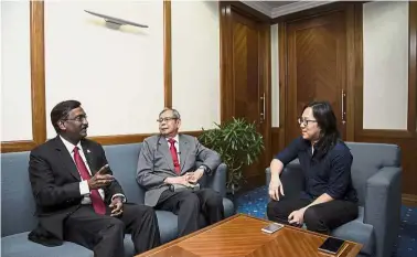  ??  ?? Meeting of minds: (From left) Kamalanath­an and Dr Wan Mohd Zahid discussing National Kindness Week with R. AGE editor Ian Yee.