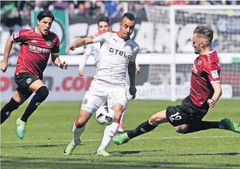  ?? FOTO: CHRISTOF WOLFF ?? Am Ende musste Hannover hart kämpfen, um den Sieg zu retten; hier grätscht Florian Hübner dem Fortunen Jerome Kiesewette­r den Ball ab.