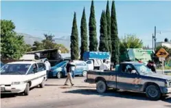  ??  ?? 70 personas de Denganzha bloquearon la carretera estatal para presionar a Gobierno del Estado. / Foto: Alma