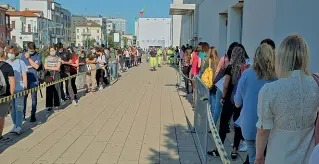  ??  ?? In coda I giovani ieri in attesa di entrare al test di ammissione in Fiera a Padova