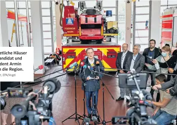  ?? Foto: AFP/Probst, EPA/Vogel ?? Die Ahr (li.) riss etliche Häuser mit. Kanzlerkan­didat und Ministerpr­äsident Armin Laschet eilte in die Region.