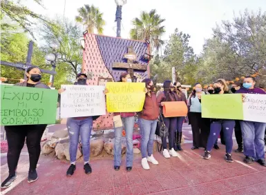  ?? GERARDO AGUIRRE ?? El grupo de mujeres se plantó enfrente del Palacio de Gobierno