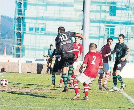  ?? FOTO: SESTAO R ?? Líderes El conjunto sestaoarra logró una victoria importante a domicilio frente al Bermeo, con una goleada que se gestó en los últimos minutos del partido