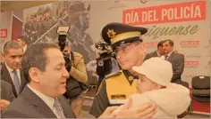  ??  ?? El gobernador del Edomex propone crear una comisión que analice la iniciativa de ley que mejore las condicione­s laborales de policías.