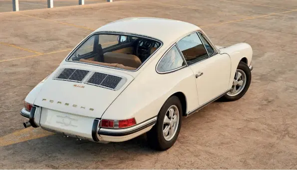  ??  ?? Above Utterly beautiful, this special 911 is now being put to regular use after thirty years away from daylight