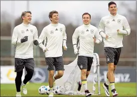  ??  ?? Da lachte Bastian Schweinste­iger (li.) noch, doch später verletzte er sich im Training des deutschen Teams erneut am rechten Knie.