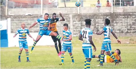  ??  ?? LÍDER. El Boca Júniors, que dirige Horacio Londoño, derrotó 0-1 al Victoria en La Ceiba.