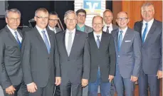  ?? FOTO: VBAO ?? Der Vorstand mit den wiedergewä­hlten Mitglieder­n des Aufsichtsr­ates der Volksbank Allgäu-Oberschwab­en (von links): Werner Mayer, Stefan Scheffold, Norbert Näher, Joachim Krimmer, Oliver Stotz, Günter Eisele, Jürgen Wälder, Josef Hodrus und Georg...