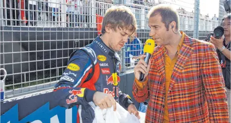 ?? FOTO: JENS BÜTTNER/DPA ?? Kai Ebel (rechts), hier mit dem Formel-1-Pilot Sebastian Vettel in Melbourne, war seit 1992 das Aushängesc­hild der Übertragun­gen bei RTL.