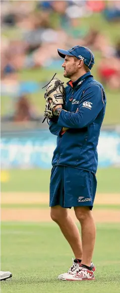  ?? GETTY IMAGES ?? Ross Taylor, left, lost the captaincy during the reign of former Black Caps coach Mike Hesson, right.