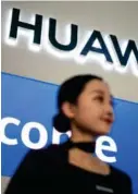  ?? AFP ?? Una anfitriona da la bienvenida al Centro Ejecutivo Huawei, en Pekín.