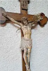  ?? ?? Am Passionsso­nntag bleibt in Roodt-Syre das Missionskr­euz unverhüllt: Erst an Palmsonnta­g verhüllen Priester und Messdiener das aus dem 19. Jahrhunder­t stammende Kreuz.