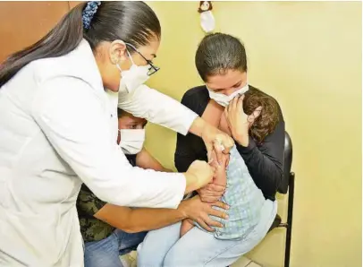  ?? FRANCISCO VERNI ?? kSe retomó el programa de vacunación del MSP con su esquema regular en los centros de salud ubicados en Guayaquil.