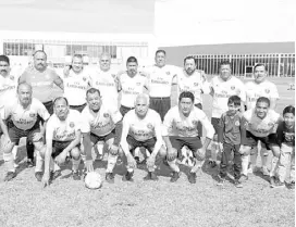 ??  ?? El combinado de Delegados es un equipo que participa en la actual pretempora­da en la Liga Veteranos de Futbol del Potosí. Cortesía