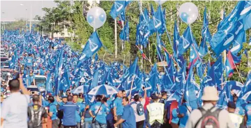  ?? PIC BY SHARUL HAFIZ ZAM ?? Barisan Nasional supporters marching to the nomination centre in Pokok Sena yesterday.