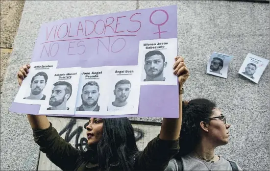  ?? PABLO BLÁZQUEZ DOMÍNGUEZ / GETTY ?? Una pancarta de protesta contra los miembros de La Manada; Antonio Manuel Guerrero es el segundo por la izquierda