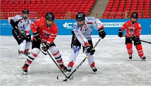  ?? Fotos de Cnsphoto hockey ?? 21 de enero de 2018. El equipo de de la provincia de Quebec, Canadá, en el Carnaval de Hielo y Nieve de Beijing en el estadio “Nido de Pájaro”.