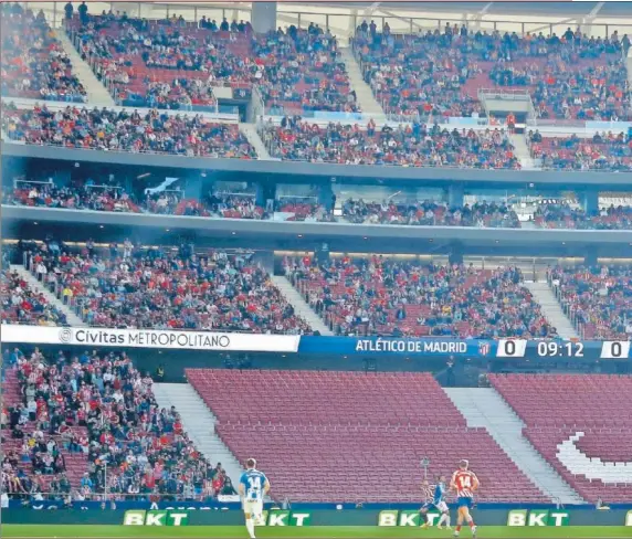  ?? ?? La triste falta de fútbol del Atleti tuvo ayer su reflejo en la grada del Metropolit­ano: una parte no entró como protesta por los resultados hasta el descanso.