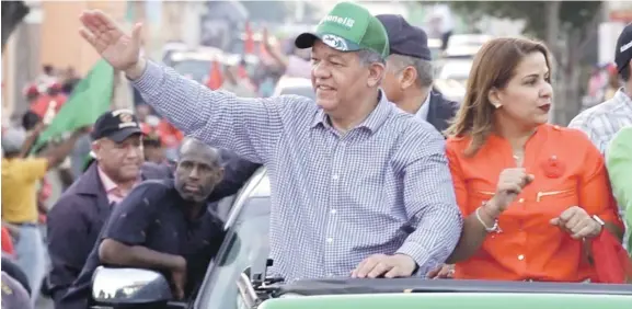  ??  ?? En su cuarto intento por lograr la Presidenci­a de la República, Leonel Fernández lleva como candidata vicepresid­encial a Sergia Elena Mejía.