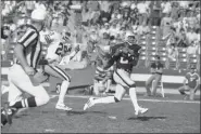  ?? THE ASSOCIATED PRESS ?? Former Raiders wide receiver Cliff Branch hauls in a pass against the Browns during a 1982 AFC playoff game.