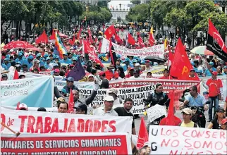  ?? RICHARD CASTRO / EXPRESO ?? Guayaquil. El Frente Unitario de Trabajador­es y otros gremios caminaron juntos por la avenida 9 de Octubre.