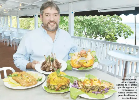  ??  ?? El chef Ricardo Álvaro muestra algunos de los platos que distinguen a su restaurant­e, La Parrilla hechos con pesca local fresca y recetas típicas.