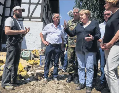  ?? Bild: Christof Stache ?? Tysklands förbundska­nsler Angela Merkel var under söndagen på besök i den hårt drabbade staden Schuld.