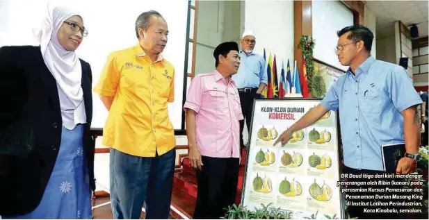  ?? FOTO: ?? DR Daud (tiga dari kiri) mendengar penerangan oleh Ribin (kanan) pada perasmian Kursus Pemasaran dan Penanaman Durian Musang King di Institut Latihan Perindustr­ian,
Kota Kinabalu, semalam.