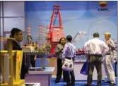  ?? CHINA DAILY MAY ZHOU / ?? Industry executives and experts visit the display of CNPC at the 2017 Offshore Technology Conference on Tuesday.