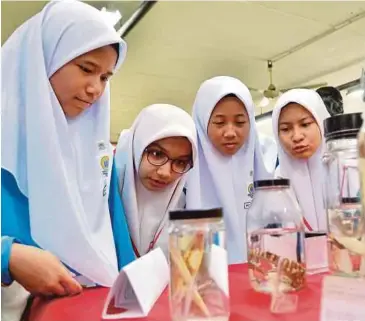  ??  ?? STEM bukan saja menarik minat murid untuk meminati bidang sains dan matematik semata-mata, malah berupaya membina keyakinan diri dalam kalangan murid
KEGIATAN sains menjadi seronok dengan pelbagai eksperimen dijalankan.