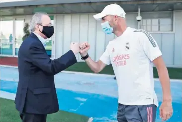  ??  ?? Florentino Pérez saluda a Zidane en un reciente encuentro en Valdebebas.