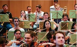  ?? FOTO: MAIK SCHUCK ?? Für das groß besetzte Sinfonieko­nzert am heutigen Donnerstag in der Weimarhall­e wurde im Fürstenhau­s der Musikhochs­chule intensiv geprobt.