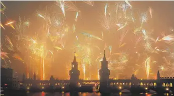  ?? FOTO: DPA ?? Erhöhte Sicherheit­smaßnahmen begleiten in diesem Jahr auch in Berlin die Silvesterf­eiern.