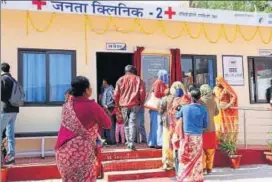  ??  ?? Patients line up for treatment at the Valmiki Nagar Janta Clinic in Jaipur.
HT PHOTO