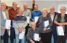  ?? Foto: Gisela Ott ?? Die Geehrten mit ihren Urkunden: Johann Hartleitne­r, Manfred Beckert, Gerhard Stemmer, Eugen Scherer, Kaspar Baumann, Arnold Harlacher, Anna Bess, Fridolin Sing und Eleonore Eggert.