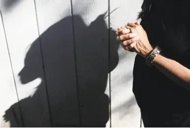  ?? Paul Chinn / The Chronicle ?? Alicia, seen in silhouette at a relative’s home in Sonoma County, is an undocument­ed mother with three young children who are U.S. citizens. Her family was displaced by a fire but will not seek FEMA aid.