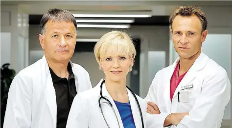  ?? BILD: DPA ?? Szene aus der Klinik: die Schauspiel­er Thomas Rühmann (links), Andrea Kathrin Loewig und Bernhard Bettermann